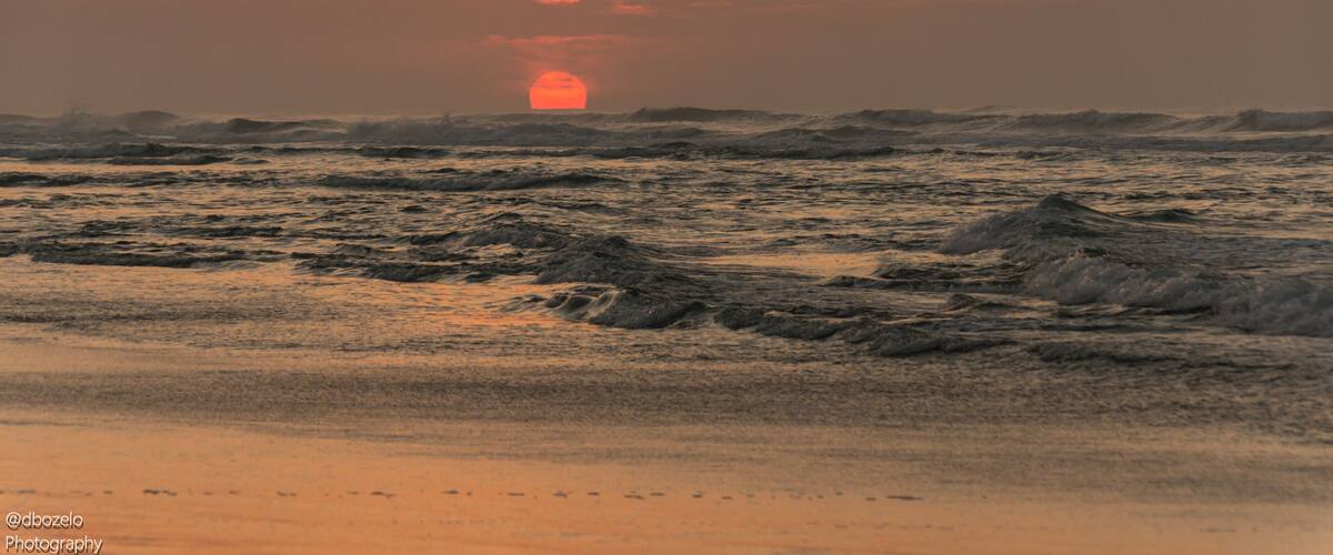 lindo nascer do sol na praia