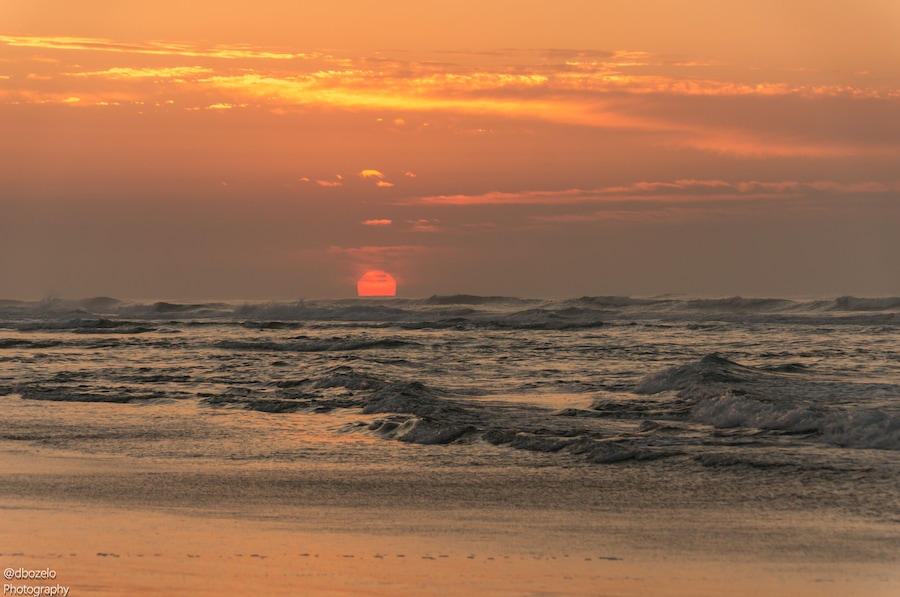 lindo nascer do sol na praia