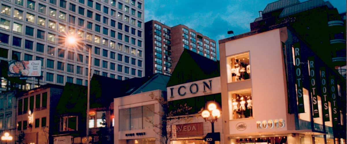 Bloor West Village que incluye escenas nocturnas, escenas urbanas y una ciudad