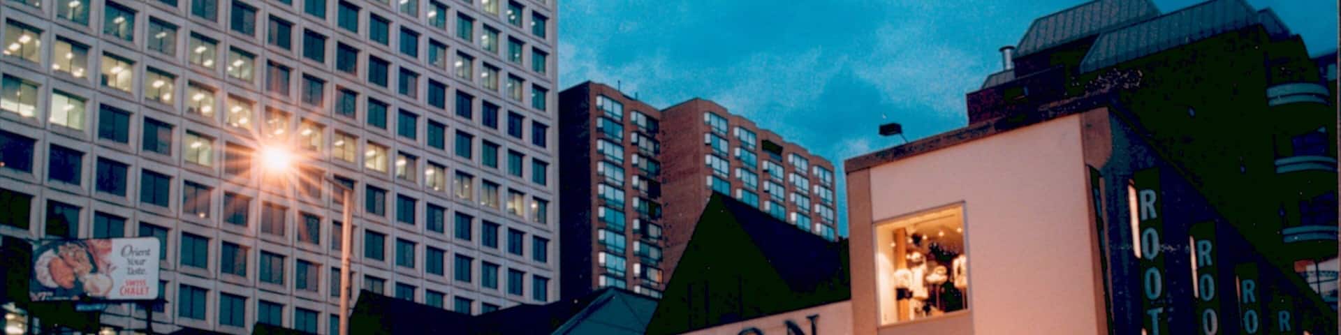 Bloor West Village mettant en vedette scĂšnes de nuit, scĂšnes de rue et signalisation