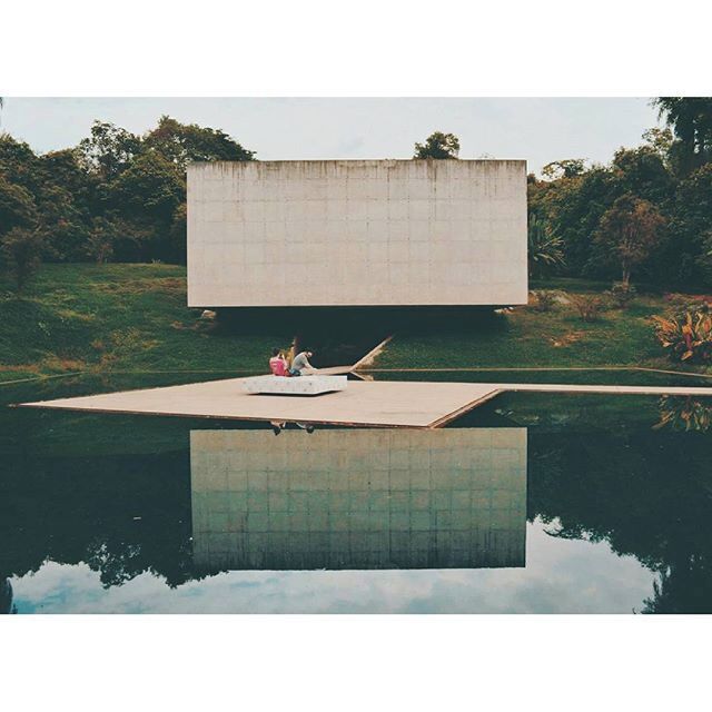 Some of Andriana Varejão's remarkable works are in this gallery. This is for sure one of my favorite places of Inhotim - and it is difficult to say, because there are so many galleries and artworks there. Her decorated tiles are unforgettable. 