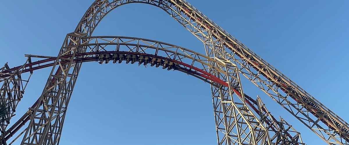 Największym i najbardziej ekstremalnym rollercoasterem w Energylandii jest Zadra.