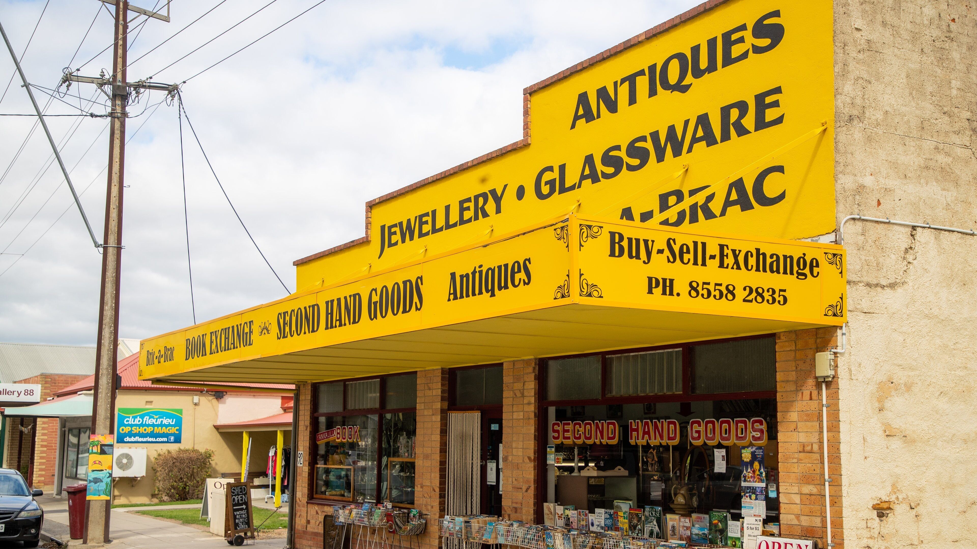 Yankalilla showing a small town or village and signage