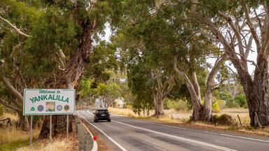 Yankalilla showing signage and tranquil scenes