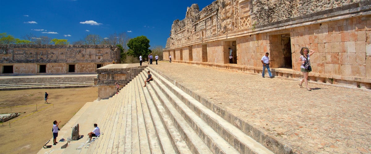 Sitio arqueológico de Uxmal mostrando elementos del patrimonio y también un pequeño grupo de personas