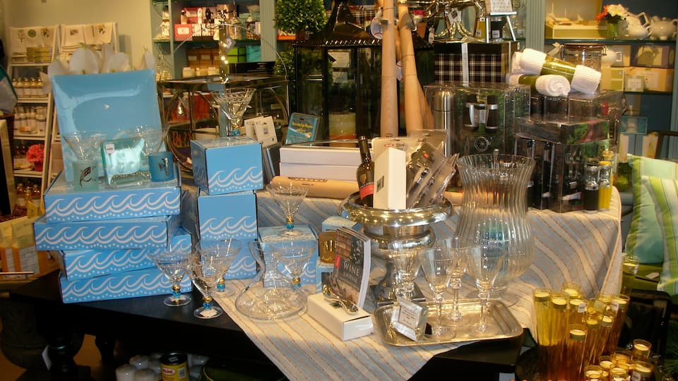 Streetsville which includes interior views and markets