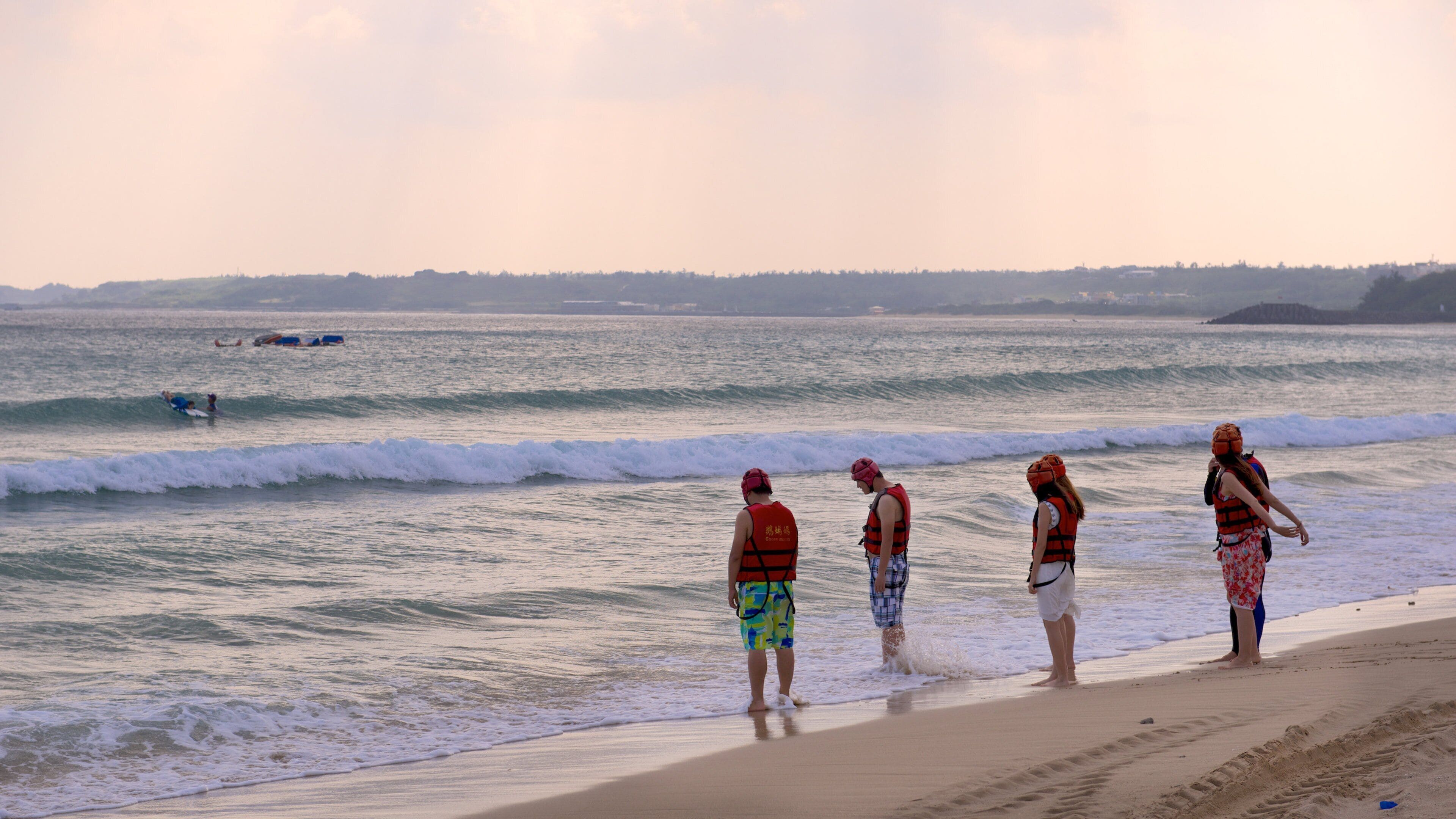 Nan Wan Beach ofreciendo surf y una playa y también un pequeño grupo de personas