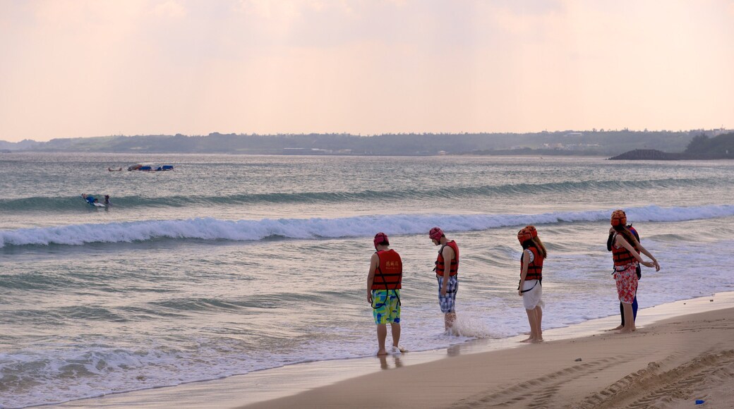 Nan Wan Beach ofreciendo surf y una playa y también un pequeño grupo de personas