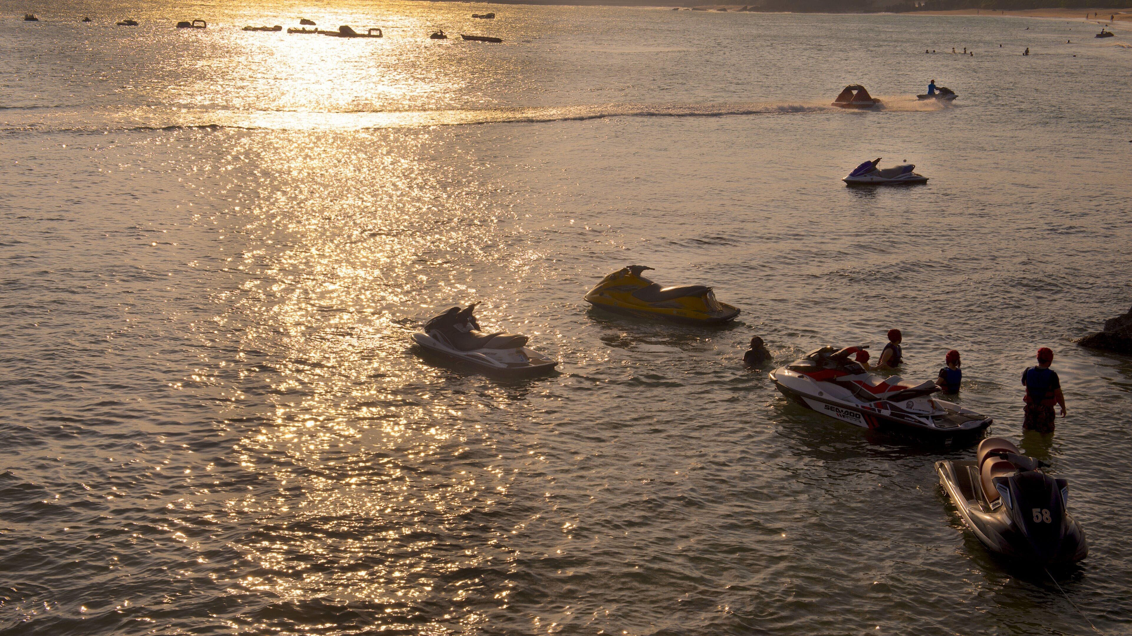 南灣海灘 其中包括 綜覽海岸風景 和 水上電單車