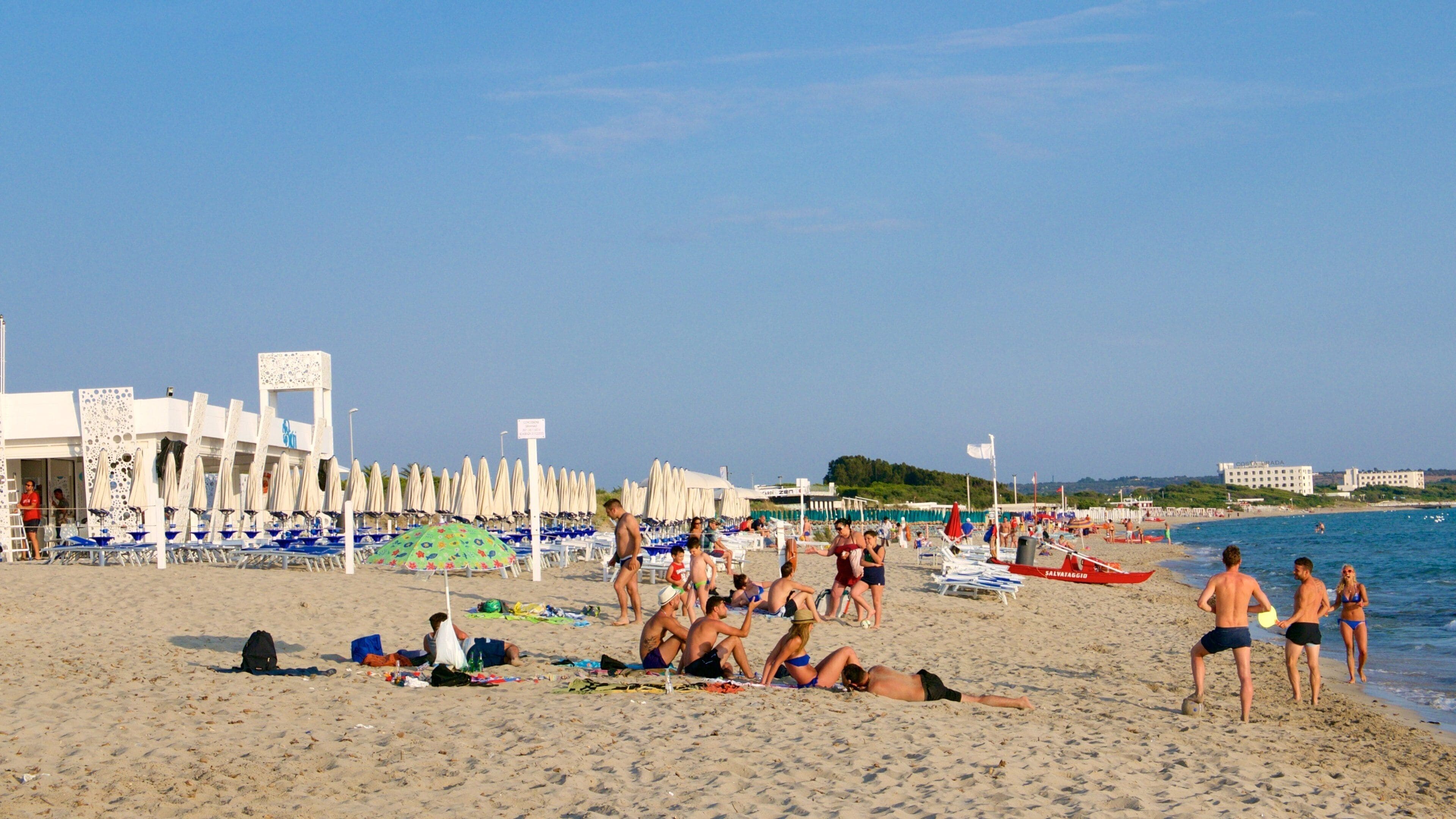 Baia Verde 海灘 设有 夕陽 和 海灘 以及 大群人