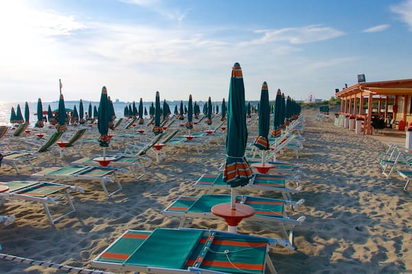 Plage de Baia Verde qui includes coucher de soleil et plage de sable