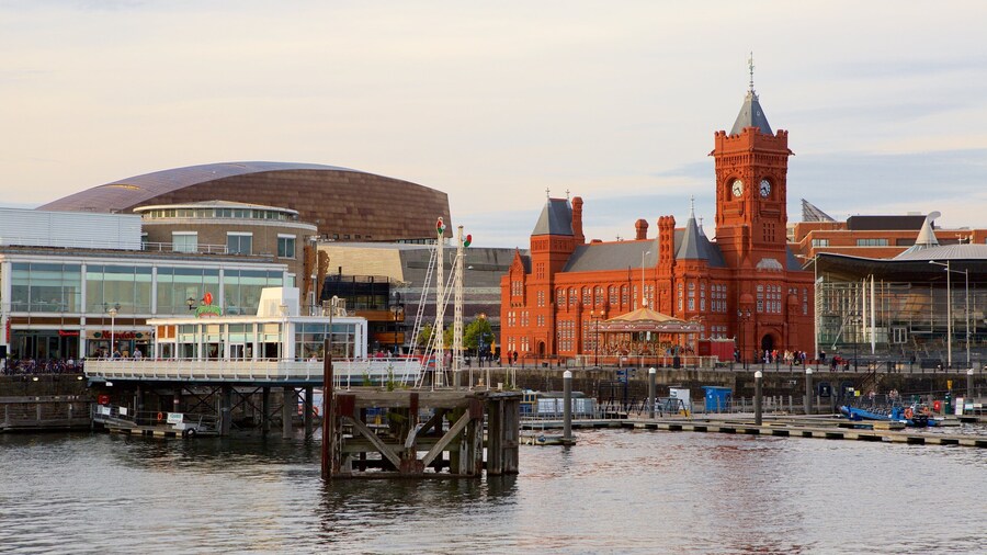 Mermaid Quay showing a marina, heritage architecture and heritage elements