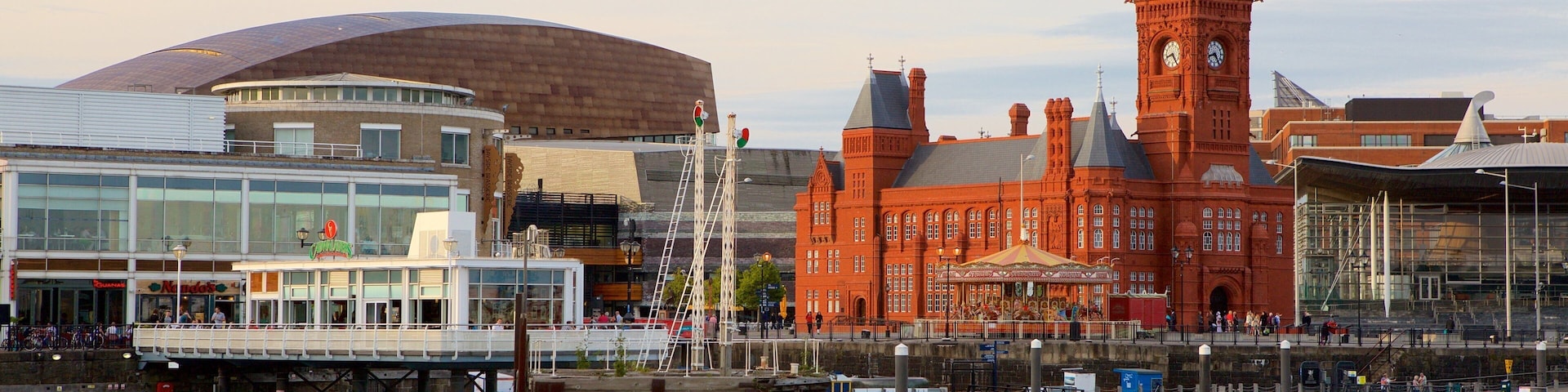 Mermaid Quay mostrando uma igreja ou catedral, arquitetura de patrimônio e uma cidade litorânea