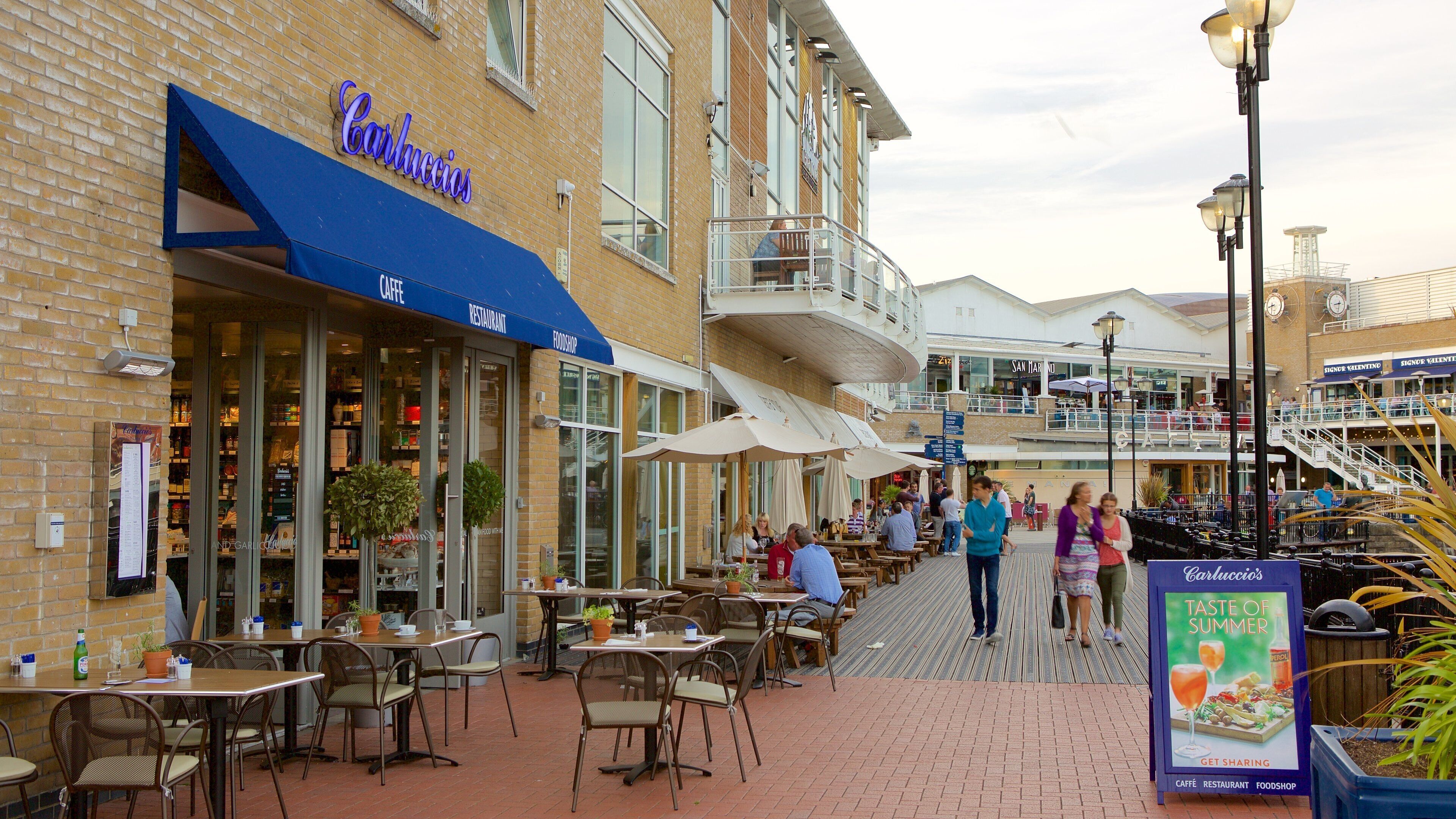 Mermaid Quay som inkluderer kystby, spise utendørs og kaféstil