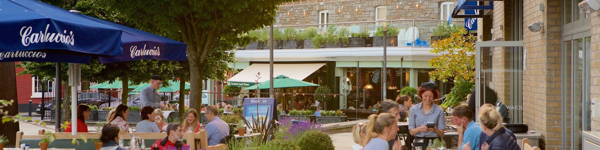 Mermaid Quay mostrando ambiente de café, comidas al aire libre y restaurantes