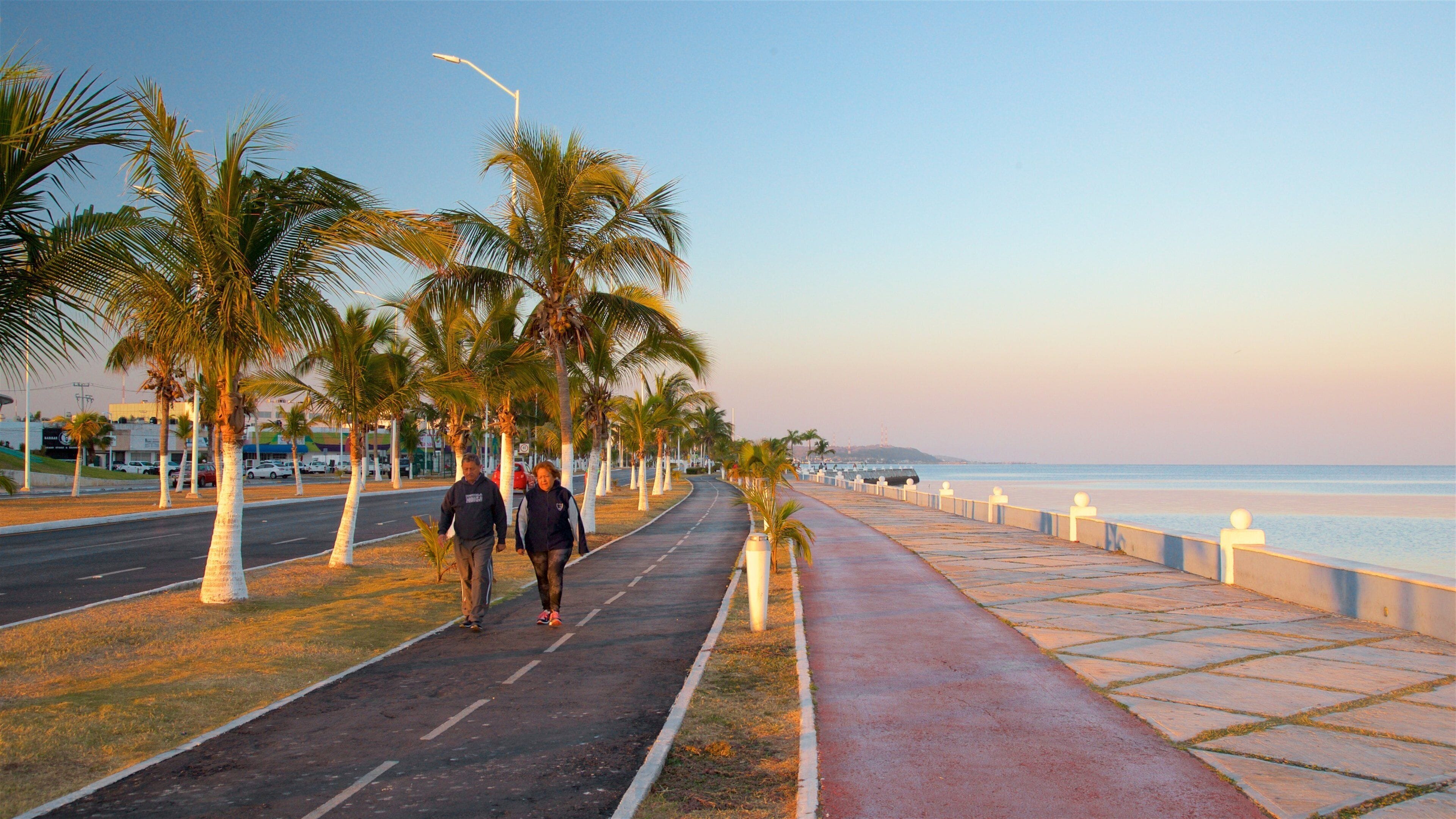 Campeches strandpromenad presenterar en solnedgång och kustutsikter såväl som ett par