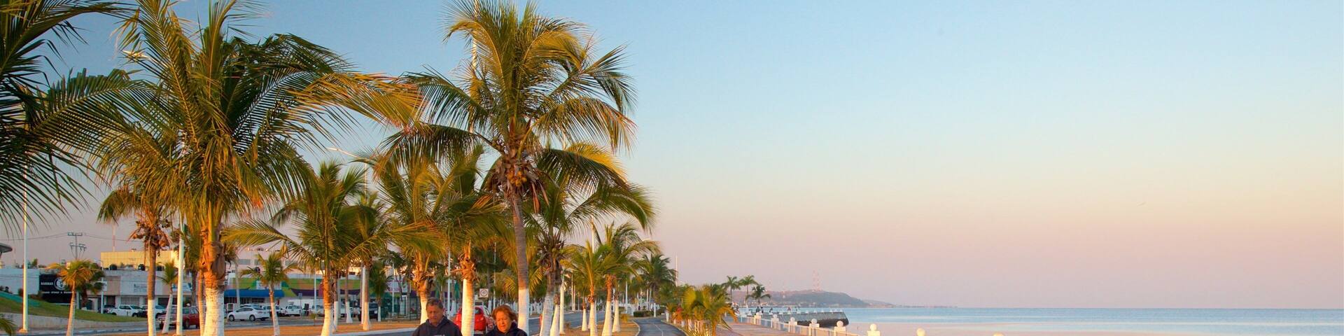 Promenade en bord de mer de Campeche mettant en vedette coucher de soleil et vues littorales aussi bien que couple