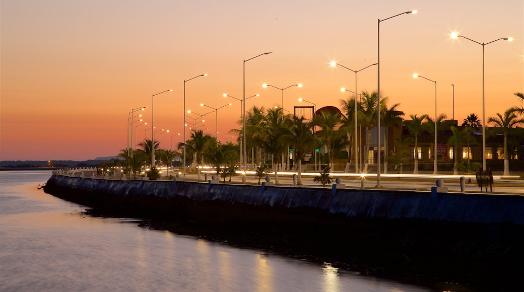 Malecón de Campeche que incluye una bahía o un puerto y un atardecer