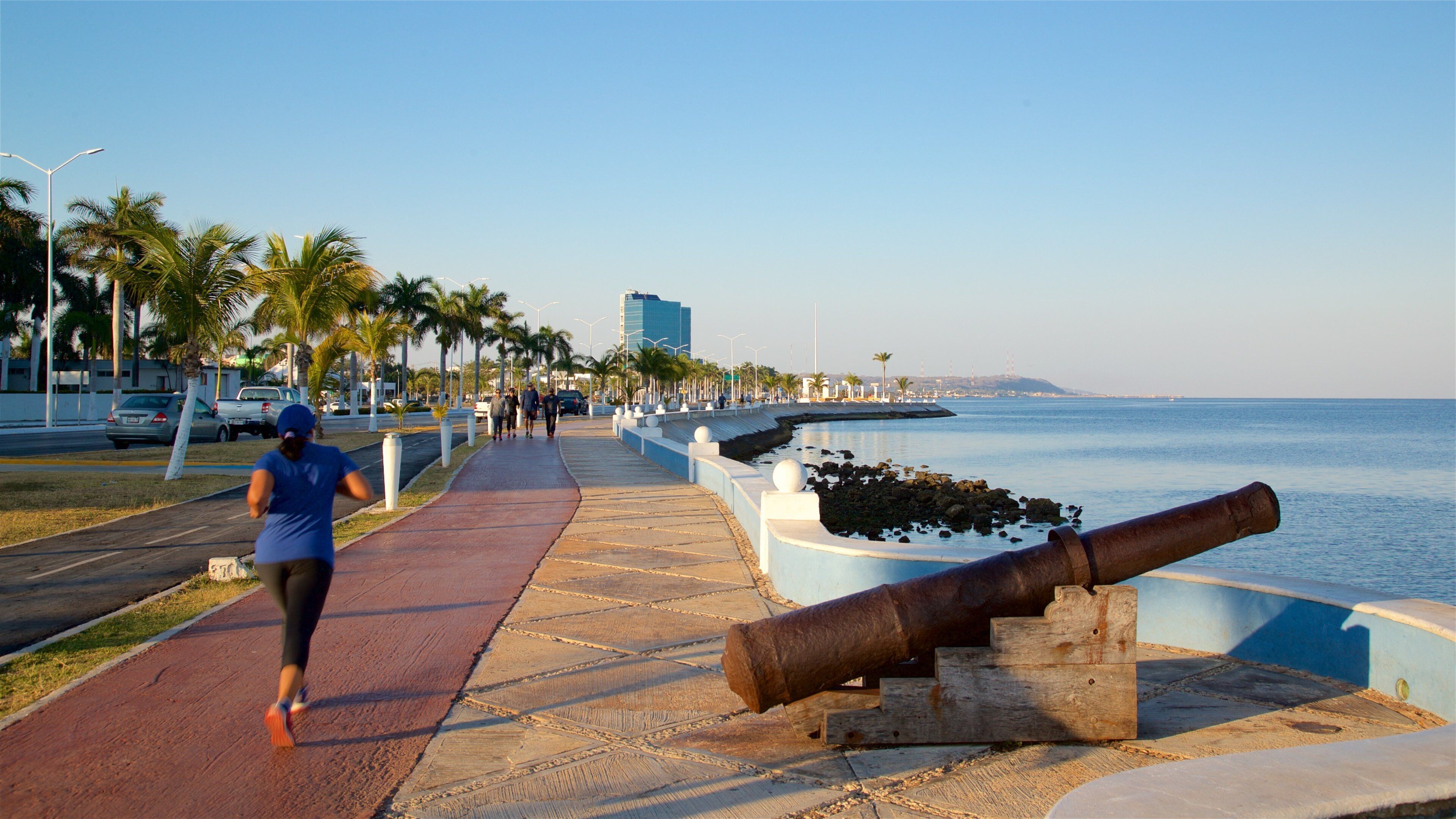 Campeches strandpromenad som visar kustutsikter, historiska element och en solnedgång