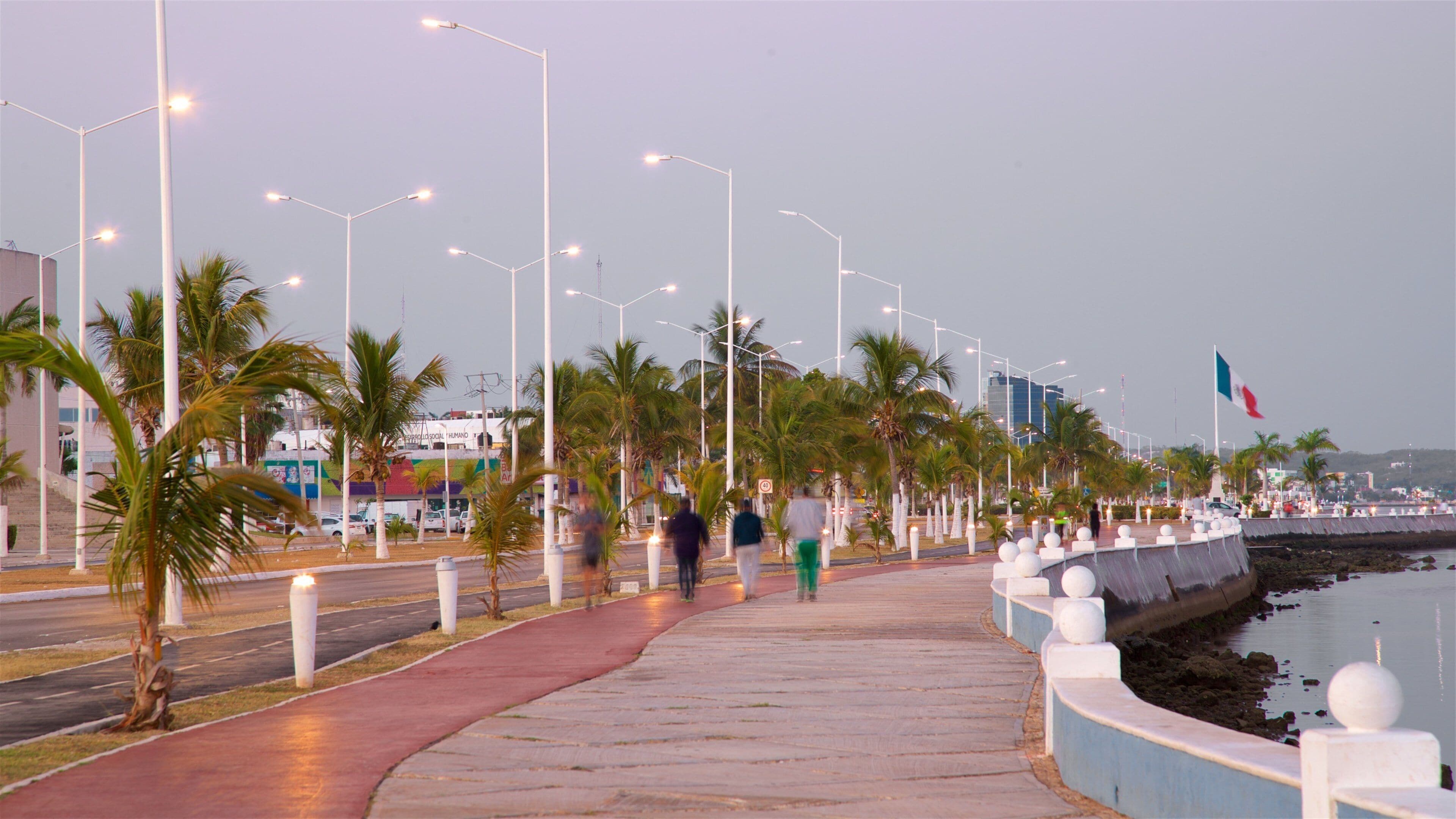 Campeche strandpromenade fasiliteter samt bukt eller havn i tillegg til en liten gruppe med mennesker
