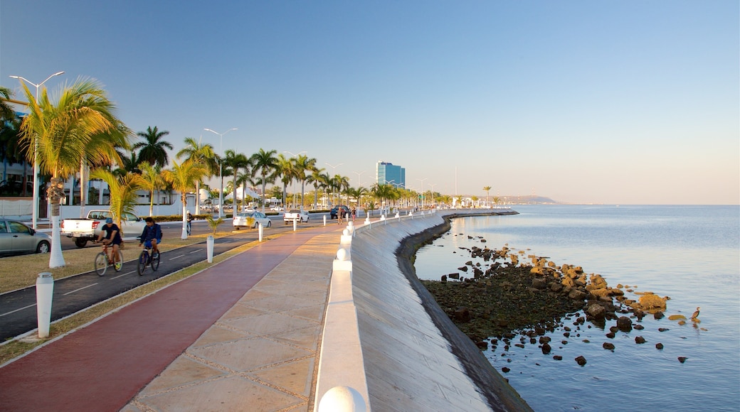 Malecón de Campeche que incluye ciclismo de ruta, vista general a la costa y un atardecer