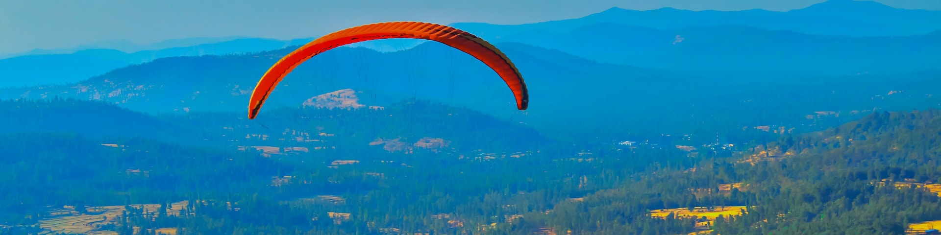 Summer mountain valley paragliding scene,Paragliding pilots focus on sky flight in saputara india,ountain valley paragliding,paragliding on the mountains