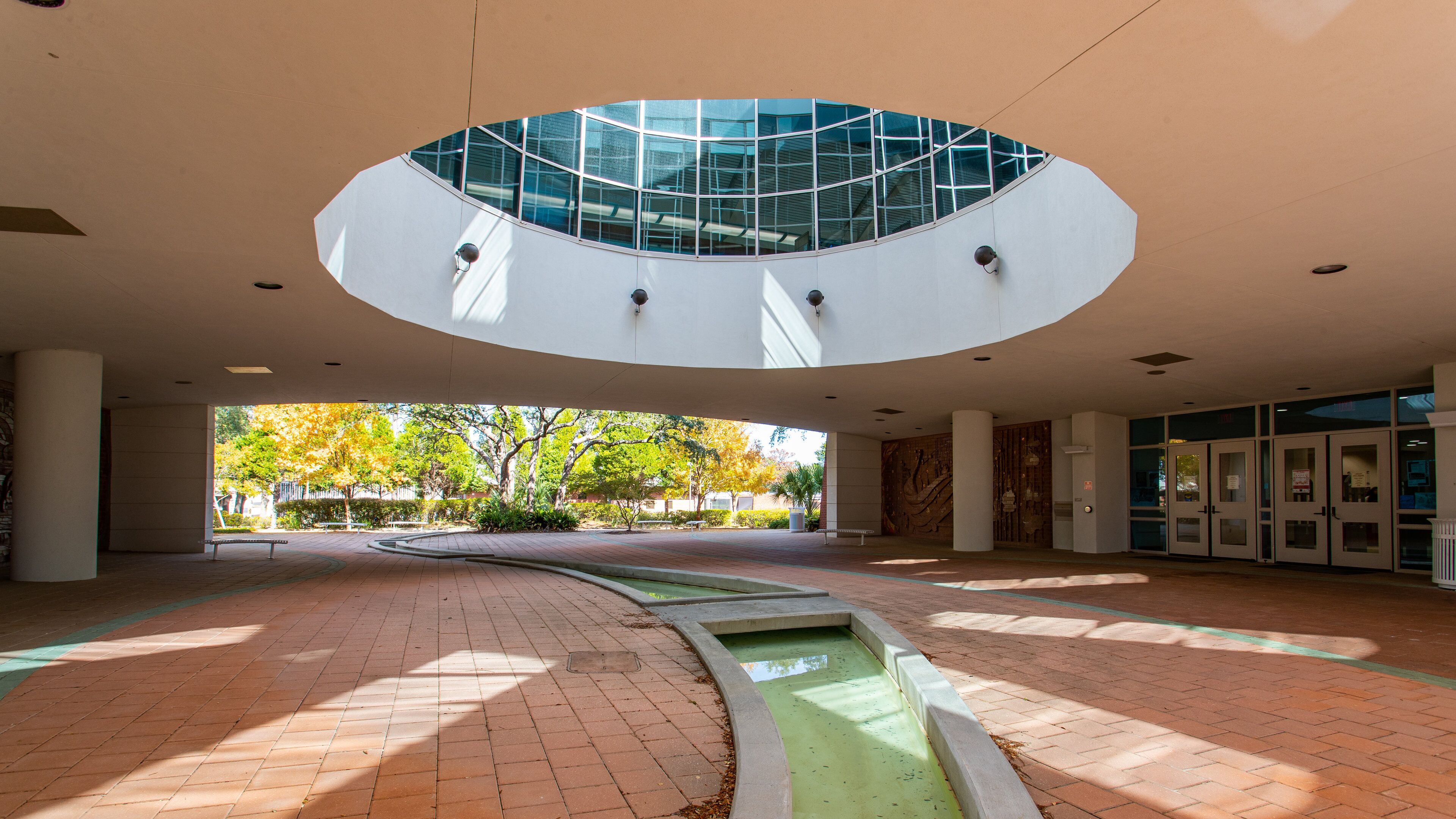 Fort Walton Beach - Destin showing interior views and a river or creek