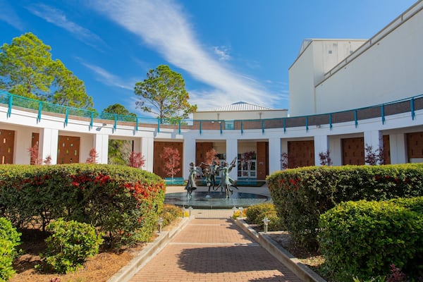 Northwest Florida State College showing a fountain, a statue or sculpture and a garden