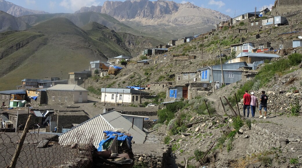 Welcome in Khinalug (Xinaliq), one of the highest (2,335 m) and most remote mountain villages in the Caucasus.
The famous village, perched on a hillside, has a local population of just over 2,000 and the villagers have their own language (called Ketsh). Archaeologists have found traces of a settlement that goes back more than 2,000 years, but the remains that can be seen today date back to between the 17th and 19th centuries.
The mountains on the background are called the “golden mountains” (because of their colour) and form the border with Dagestan (Russia). #Azerbaijan #ReDiscover #Adventure