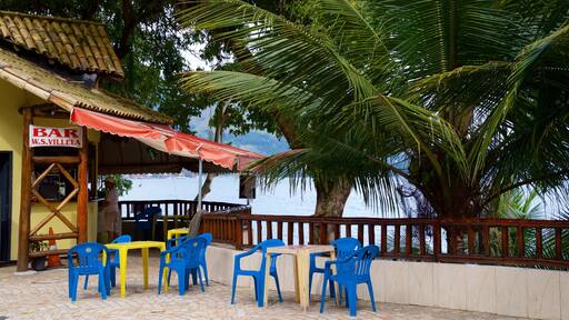 Praia das Éguas que inclui um lago ou charco