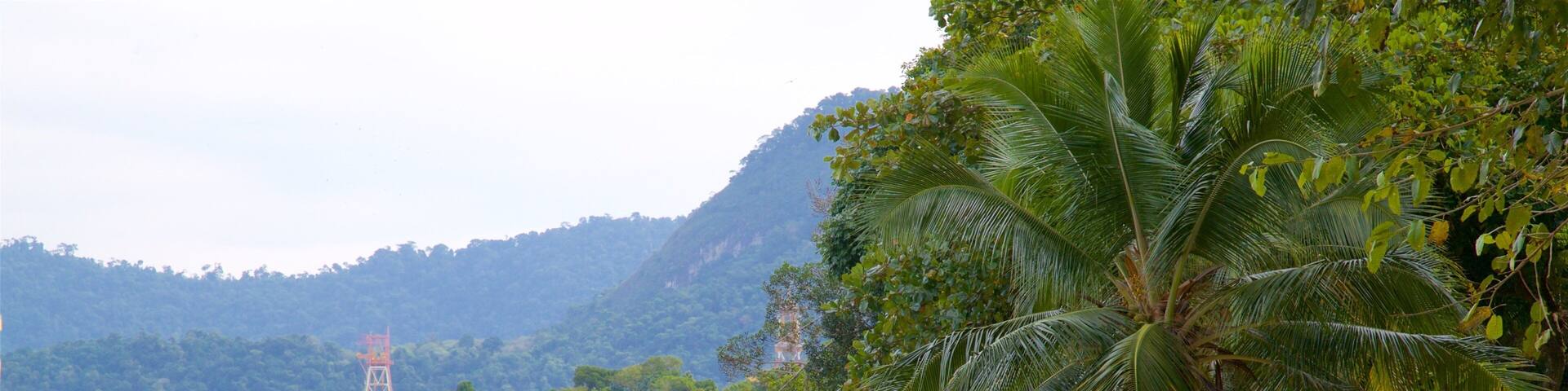 Éguas Strand mit einem Strand, tropische Szenerien und allgemeine Küstenansicht