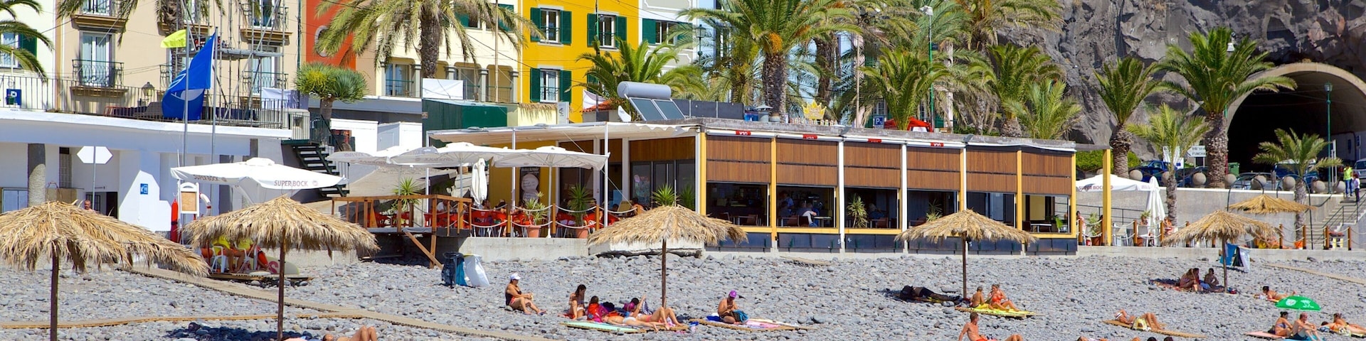 Plage de Ponta Do Sol montrant ville cĂŽtiĂšre, scĂšnes tropicales et plage de galets