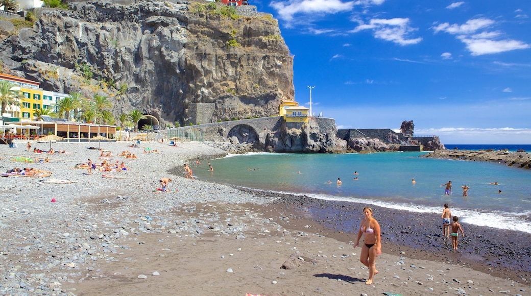 Ponta Do Sol strand som inkluderer svømming, strand med småstein og kystby