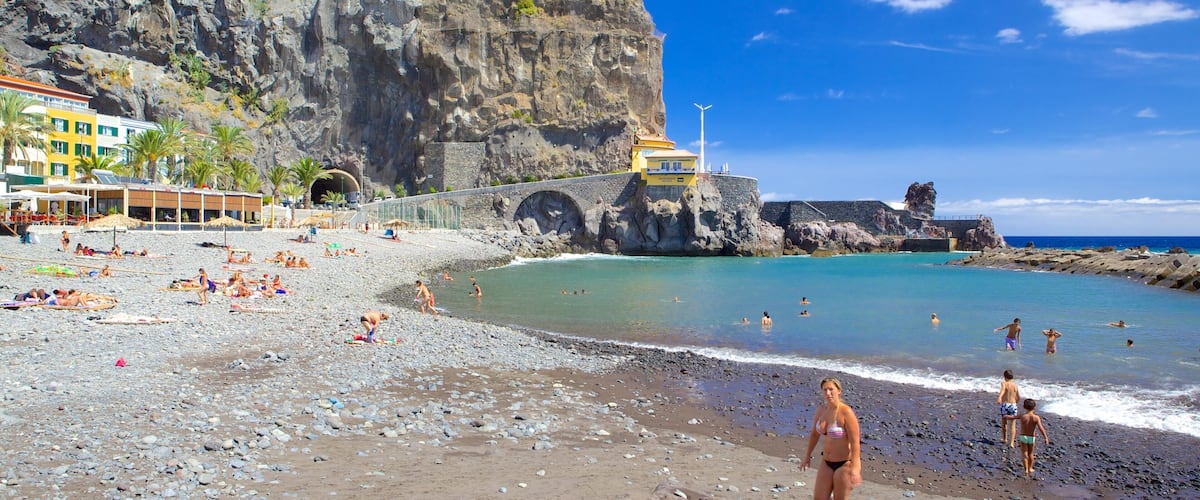 Ponta do Sol Strand das einen Steinstrand, Küstenort und Schwimmen