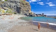 Playa Ponta do Sol que incluye una playa de guijarros, natación y una localidad costera