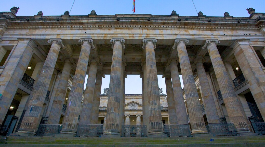 La Catedral Primada bevat historische architectuur en een kerk of kathedraal