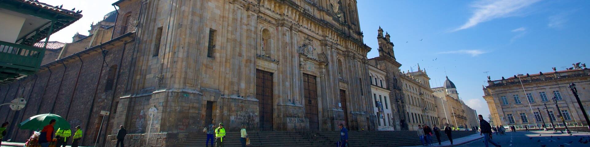 Una catedral histórica con dos torres y una amplia entrada central.