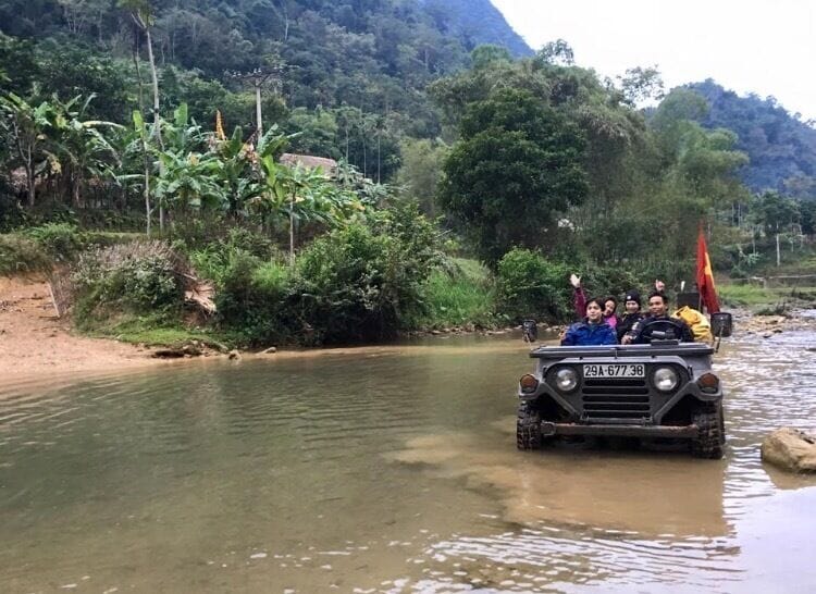 US Army jeep rollin' through the Nam. 🇻🇳🤘🏽 #vietnam 