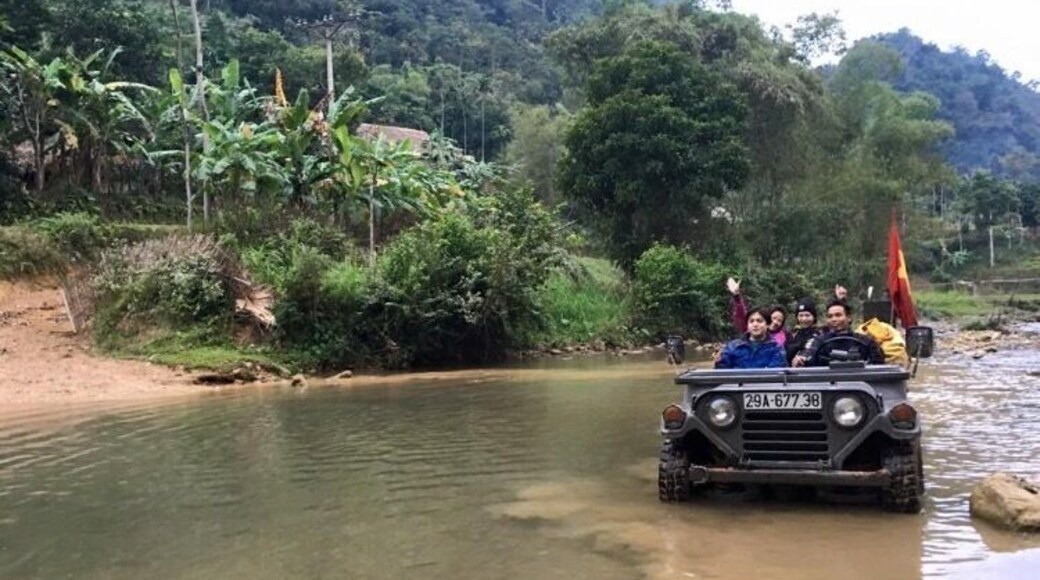 US Army jeep rollin' through the Nam. 🇻🇳🤘🏽 #vietnam