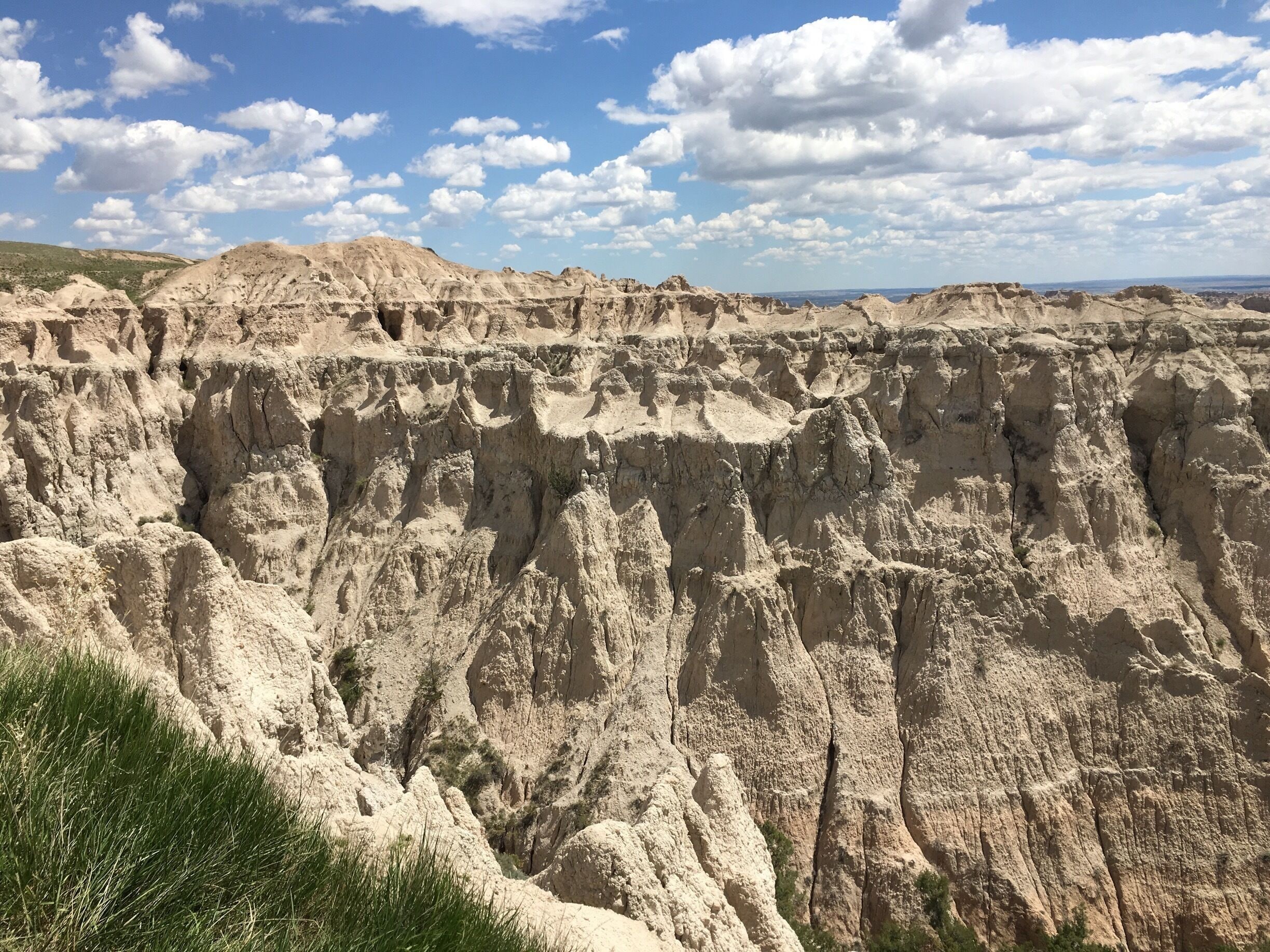 Badlands National Park. 

We drove the 240 loop  and saw amazing sights. 

#SouthDakota #Badlands

(May 2017)