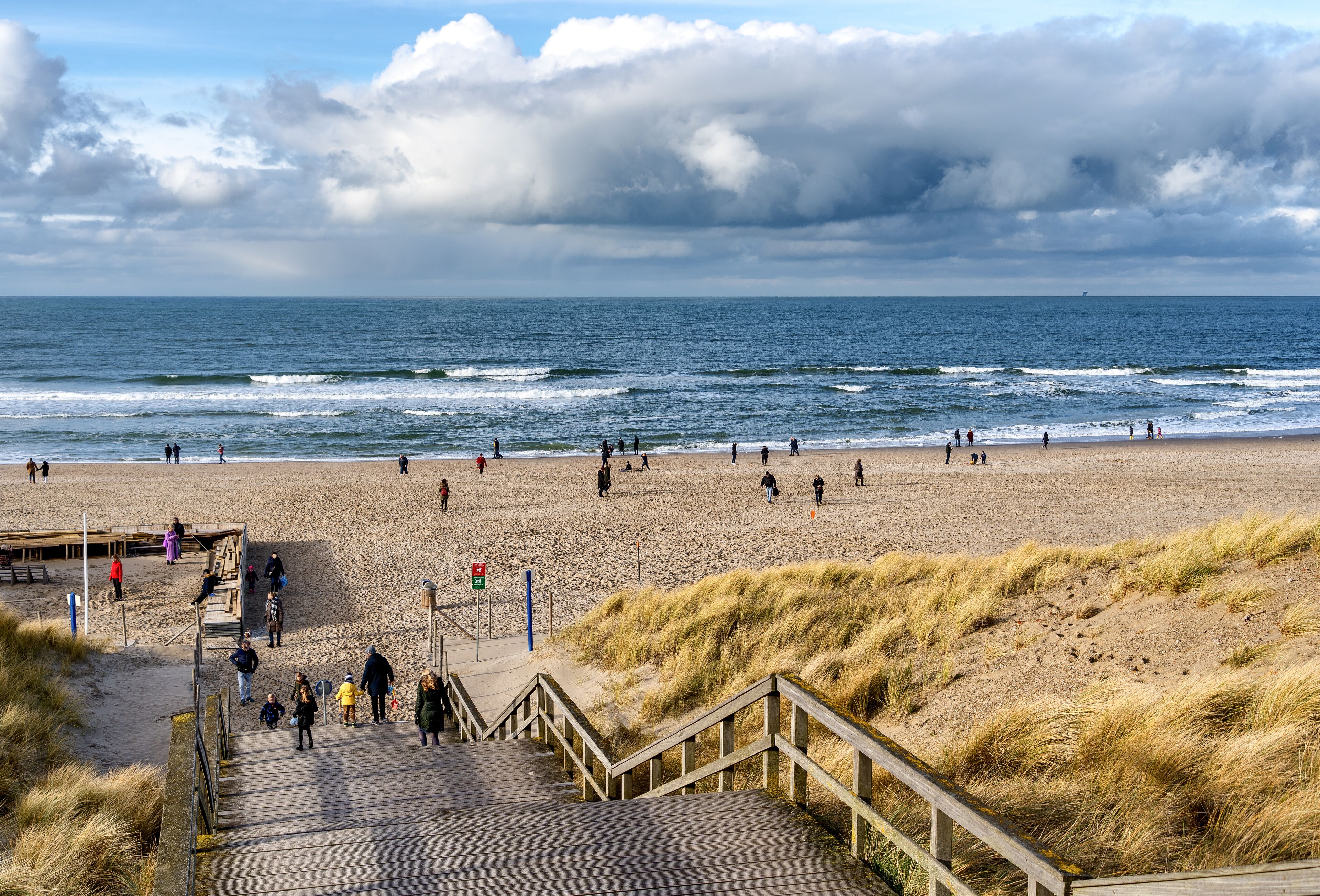 A Sunday afternoon walk on the Kijkduin beach in January