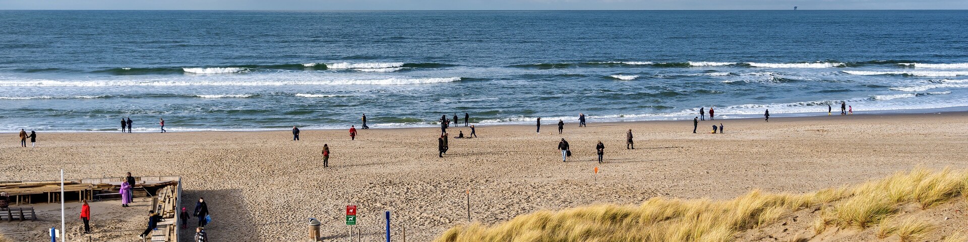 A Sunday afternoon walk on the Kijkduin beach in January