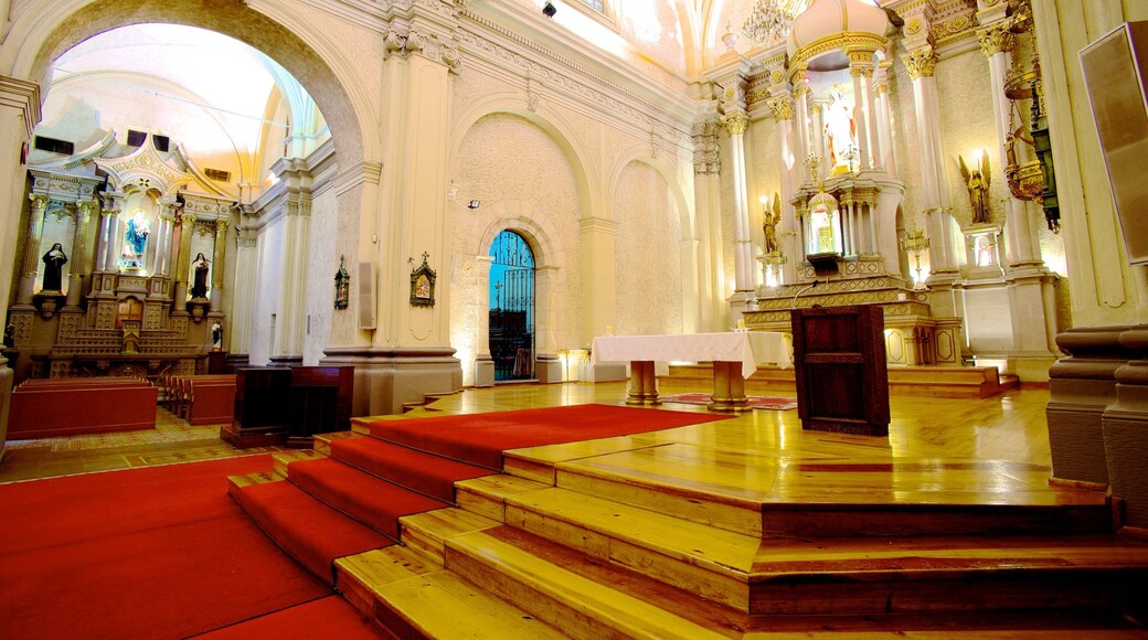 Iglesia Sagrado Corazon de Jesus mostrando vistas internas, aspectos religiosos e uma igreja ou catedral