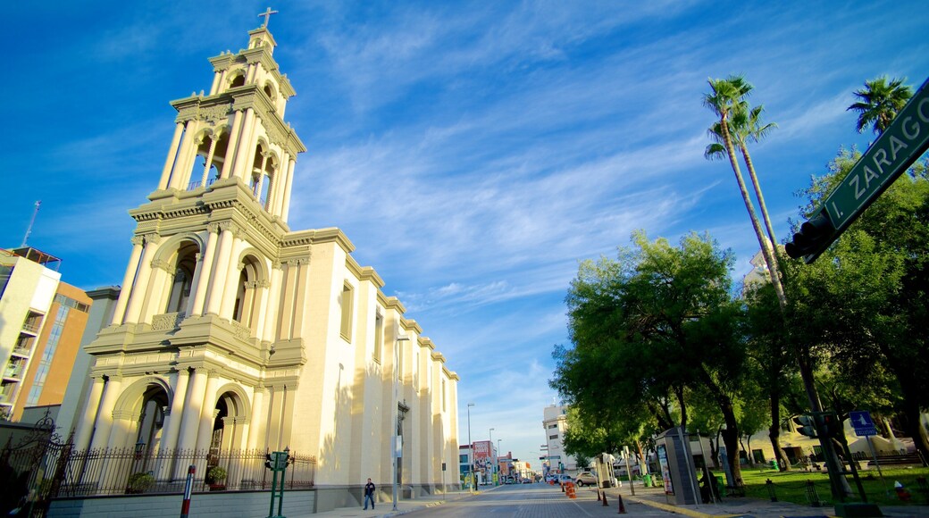 Iglesia Sagrado Corazon de Jesus caracterizando cenas de rua e uma igreja ou catedral