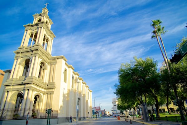 Iglesia Sagrado Corazón de Jesús das einen Kirche oder Kathedrale und Straßenszenen