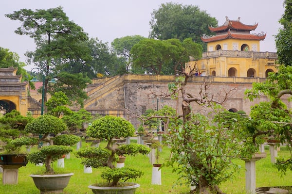 Hanoi Citadel som viser en have og et tempel eller et tilbedelsessted