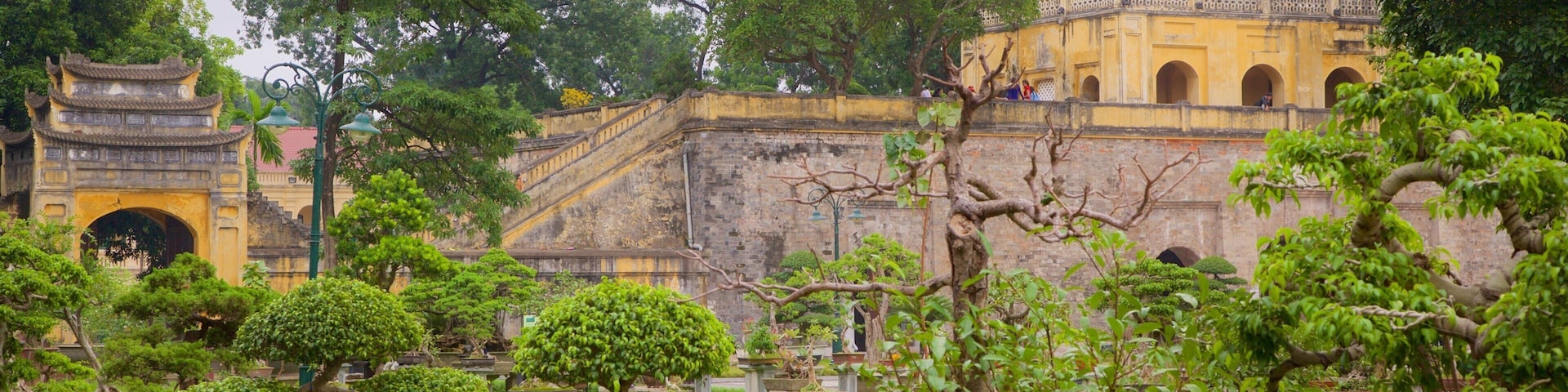 Ciudadela de Hanói ofreciendo un parque y un templo o sitio de culto
