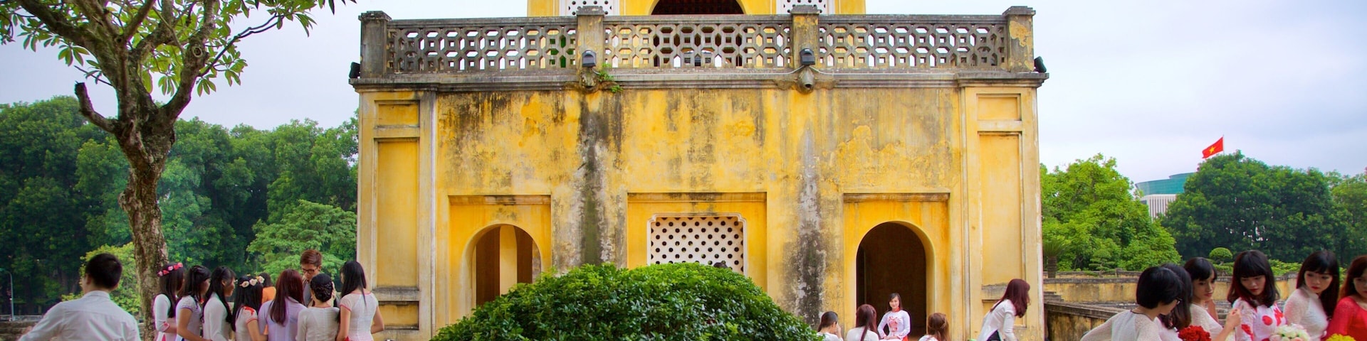 Cidadela de Hanói que inclui um templo ou local de adoração assim como um pequeno grupo de pessoas