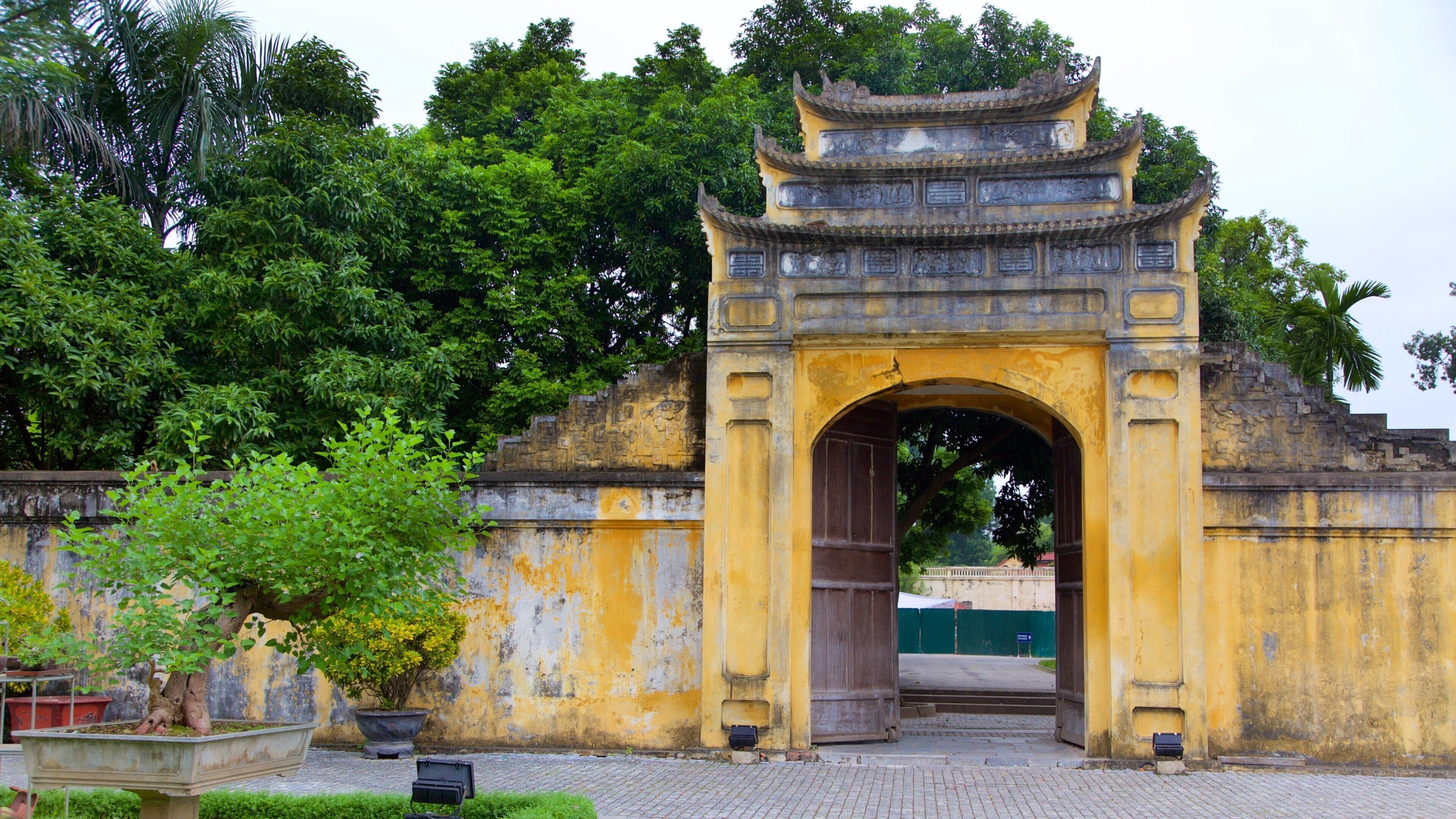 Hanoi Citadel showing a temple or place of worship