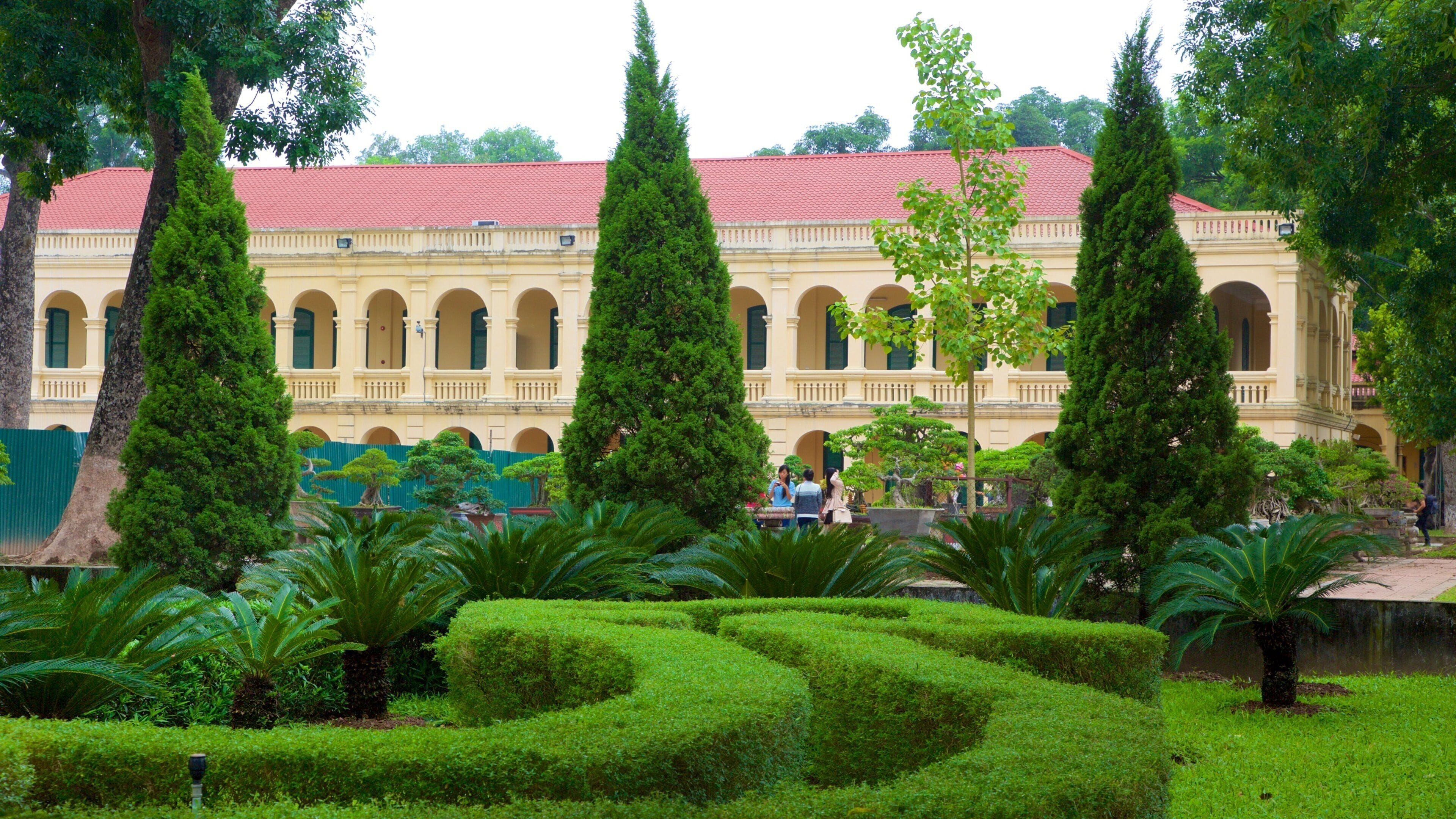 河內城堡 呈现出 花園 和 歷史建築